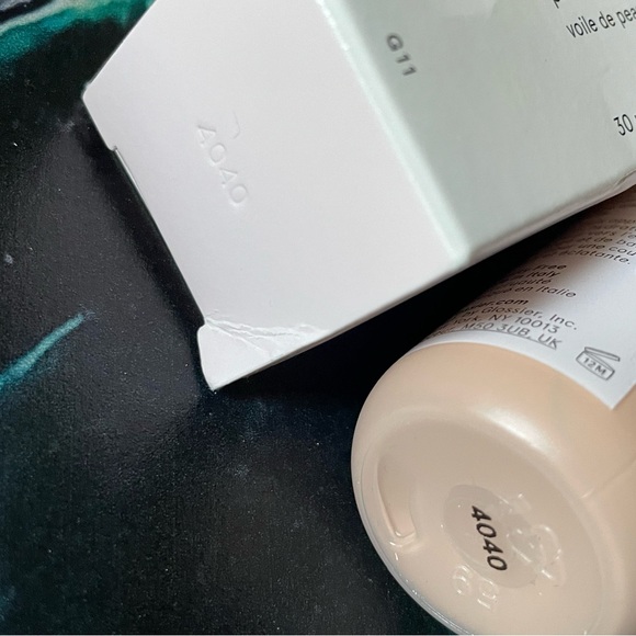 NIB Glossier Perfecting Skin Tint in G11 - Picture 9 of 9